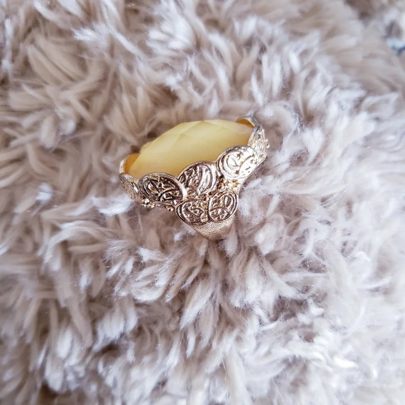 Statement gold ring - Picture 3 of 5